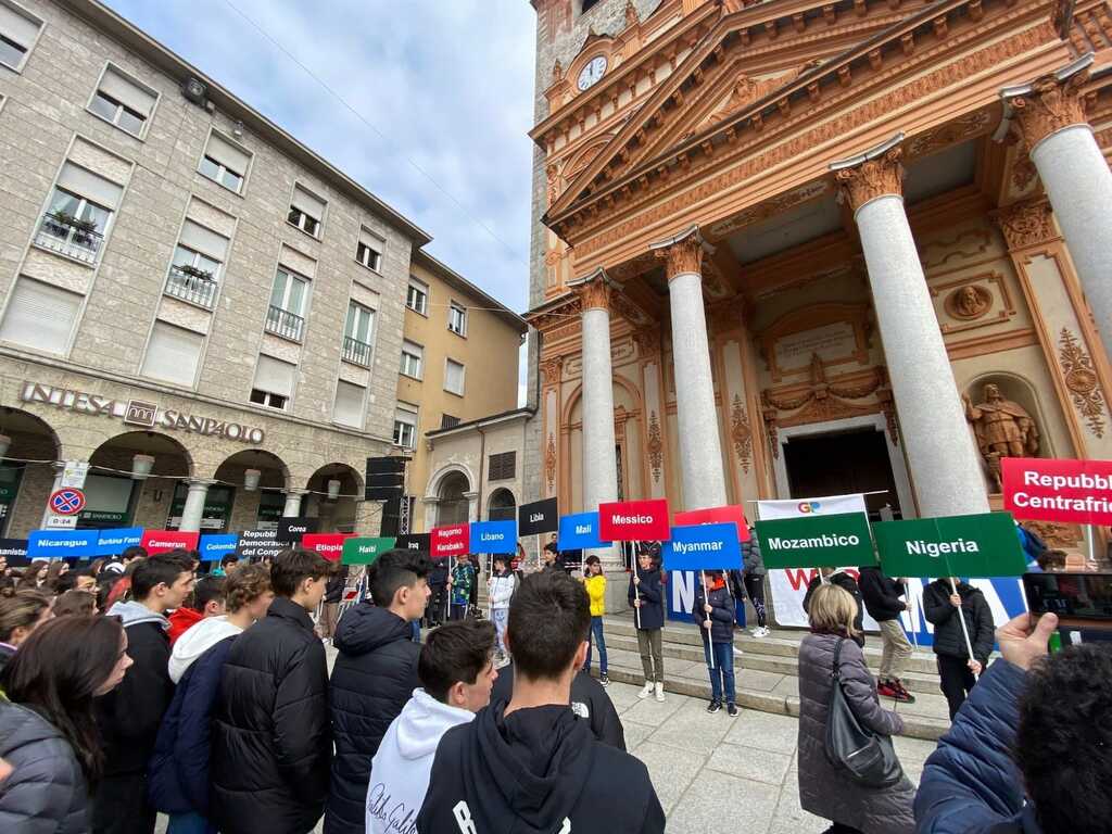 Flashmob per la pace dei Giovani per la pace a Borgomanero, in Italia